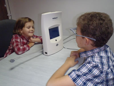 kids using a device for varilux progressive lenses